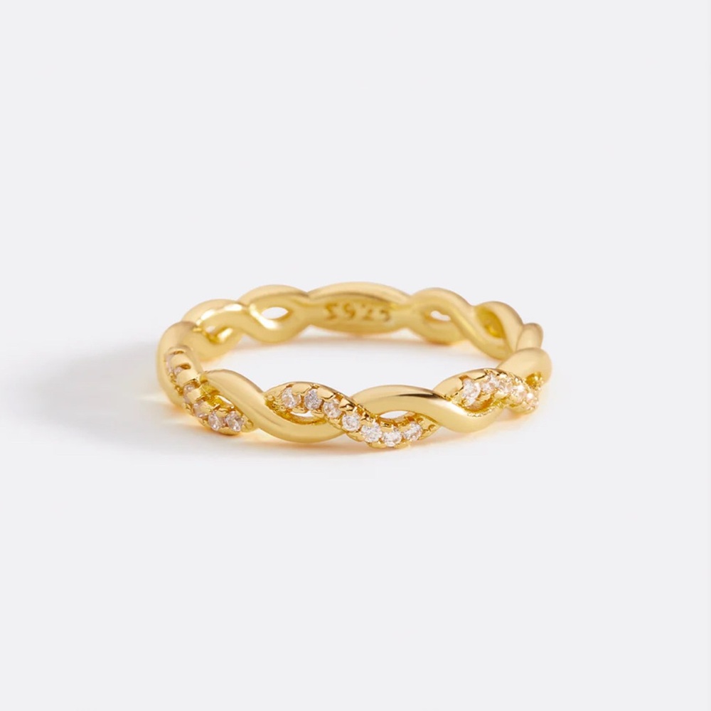 Elegant Gold Twisted Ring